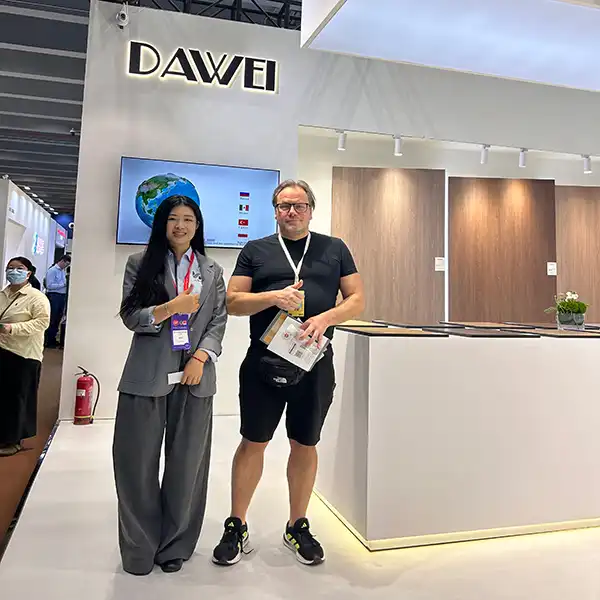 Dawei-Nina-talking-with-American-customer-at-CIFF-Guangzhou-2026