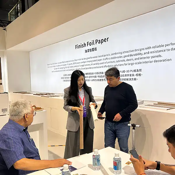Dawei-Nina-talking-with-customers