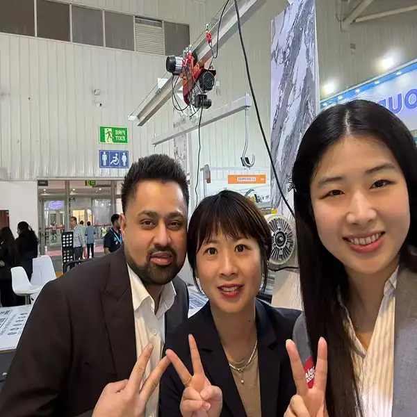 Dawei Sales with customer at India 2026