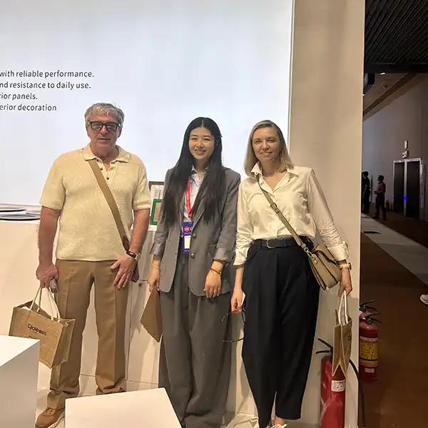 Nina--with-Italian-customer-at-CIFF-Guangzhou-2026