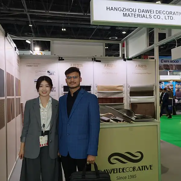 Dawei-Nina-talking-with-India-customer-at-Woodshow-Dubai-2026 Dawei-Nina-talking-with-India-customer-at-Woodshow-Dubai-2026