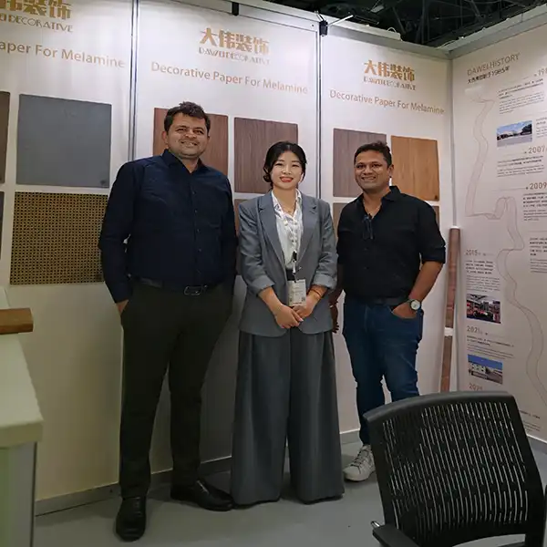 Dawei-Nina-talking-with-customer-at-Woodshow-Dubai-2026 Dawei-Nina-talking-with-customer-at-Woodshow-Dubai-2026