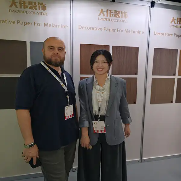 Dawei-Nina-with-American-customer-at-Woodshow-Dubai-2026 Dawei-Nina-with-American-customer-at-Woodshow-Dubai-2026