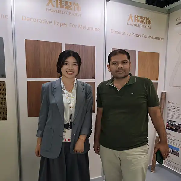 Dawei-Nina-with-customer-at-Dubai-2026 Dawei-Nina-with-customer-at-Dubai-2026