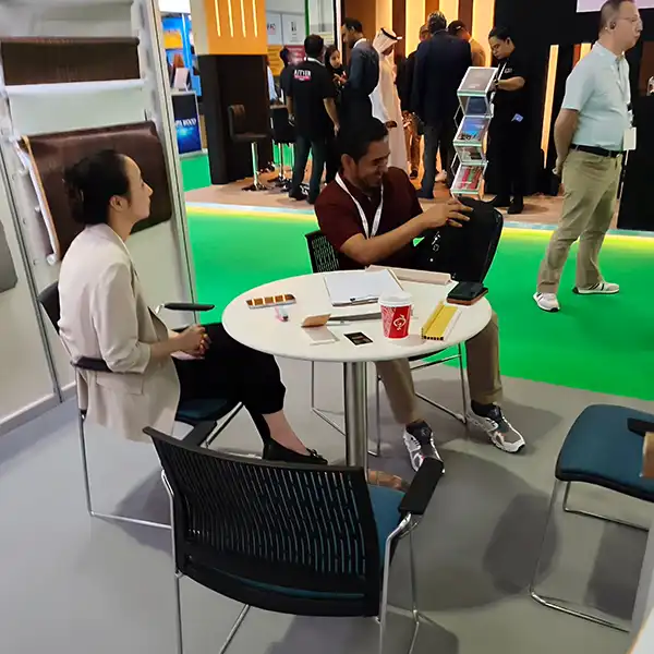 Dawei-Phoebe-talking-with-customer-at-Woodshow-Dubai-2026 Dawei-Phoebe-talking-with-customer-at-Woodshow-Dubai-2026